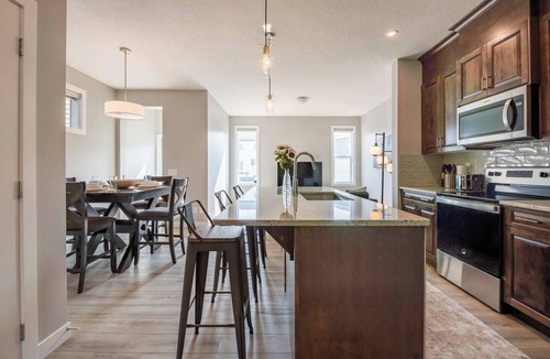 Evanston House | Green Bay Stay - 3BR, AC, Garage, Backyard, Self Check-in, Prof Cleaned