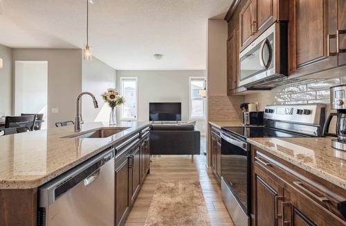 Evanston House | Green Bay Stay - 3BR, AC, Garage, Backyard, Self Check-in, Prof Cleaned