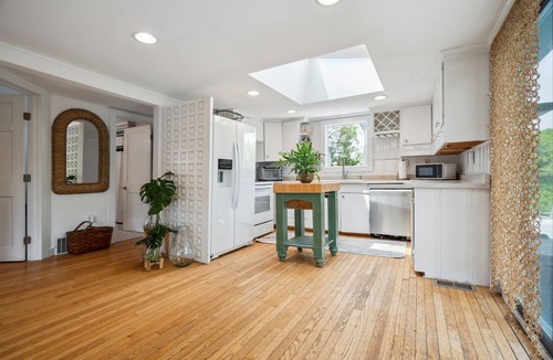 Newbury House | Greenery & Waves Walk to Beach Deck