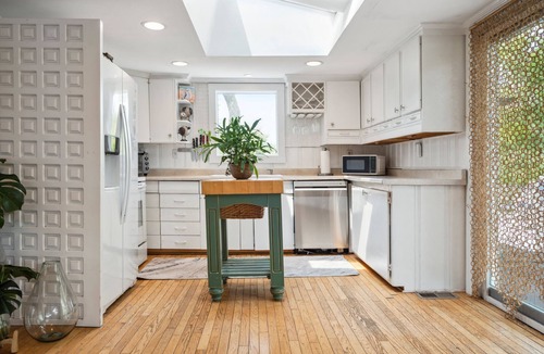 Newbury House | Greenery & Waves Walk to Beach Deck