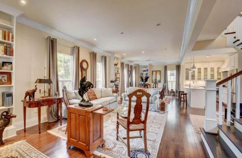 Grandview Heights House | Grey Mist - Recharge in a Stylish Home Near Downtown