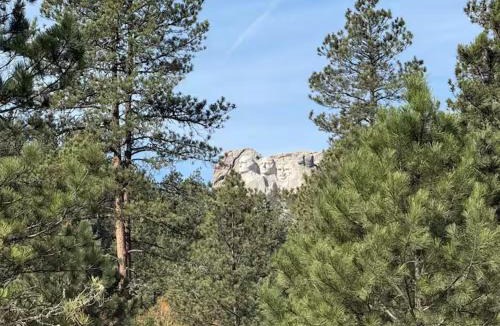 Keystone House | Grizzly Bear Creek- Mt Rushmore Views- Hot tub