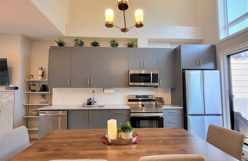 Canmore House | Grizzly Meadows - 3BR Townhome - Mountain View's ⛷AC ⛷Pool/Hot Tub ⛷Parking