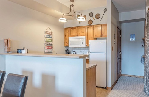 Silver Star Mountain Condo | Ground floor condo in Creekside with King Bed in Master, deck w/bike storage