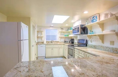 Floridana Beach House | Ground Floor Direct Oceanfront House W/Private Patio and Steps to Beach Access 🌊