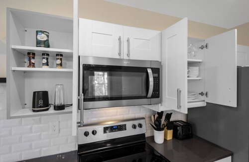 Maple Hill House | Group-Friendly Townhouse Stay – Sleeps up to 20