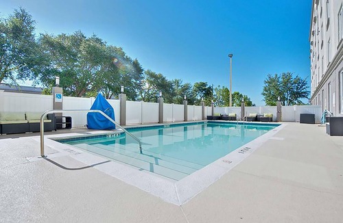 Orlando Hotel | Group Vacation Hub | 4 Units with Pool Access, Free Parking, & Pet Friendly