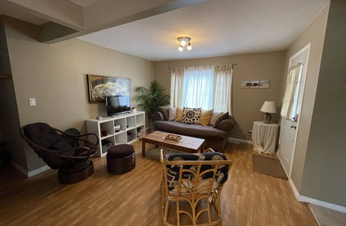 Delta House | Grove Getaway - 2 mins from the beach in quiet neighborhood