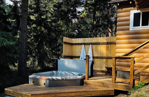 Rapid City Cabin | Guest House Studio Cabin w/Hot Tub and Beautiful Views.
