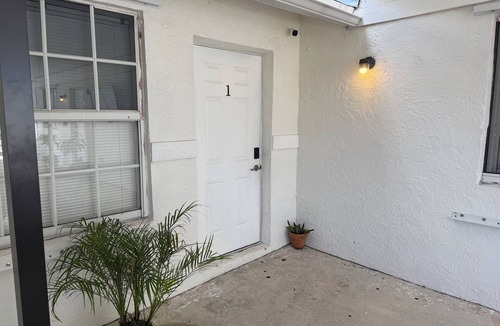 Mangonia Park House | Guest house West Palm Beach 1br/1 bath