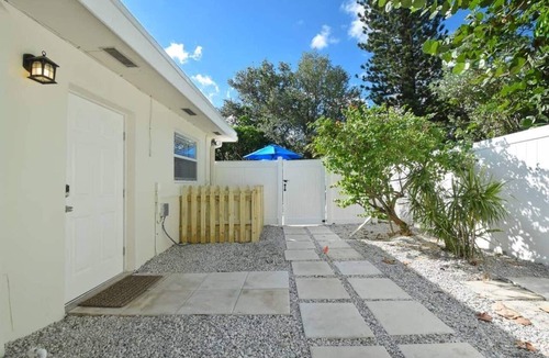 Hunt Club Apartment | GUEST SUITE PARADISO | PRIVATE ENTRANCE | KING BED | SELF CHECK-IN | FREE PARKING | PGA