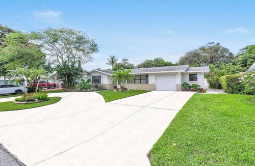 Hunt Club Apartment | GUEST SUITE PARADISO | PRIVATE ENTRANCE | KING BED | SELF CHECK-IN | FREE PARKING | PGA