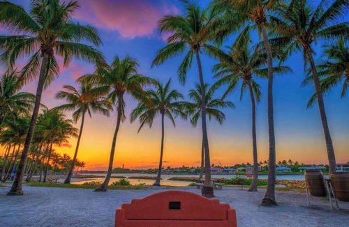Hunt Club Apartment | GUEST SUITE PARADISO | PRIVATE ENTRANCE | KING BED | SELF CHECK-IN | FREE PARKING | PGA