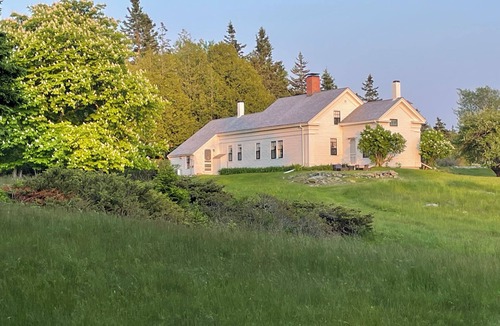 Vinalhaven House | Guesthouse on Historic Saltwater Farm