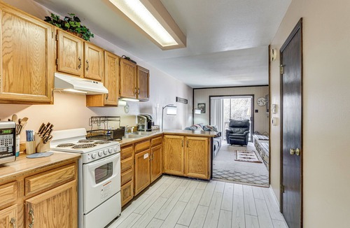 Red River Apartment | < Half-mi to Red River Ski Area: Townhome w/Patio