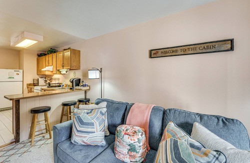 Red River Apartment | < Half-mi to Red River Ski Area: Townhome w/Patio
