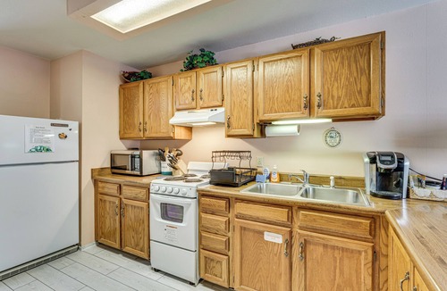 Red River Apartment | < Half-mi to Red River Ski Area: Townhome w/Patio
