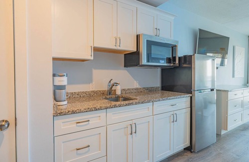 Hampton Apartment | Hampton Tides | Ocean Views | Top Floor Balcony