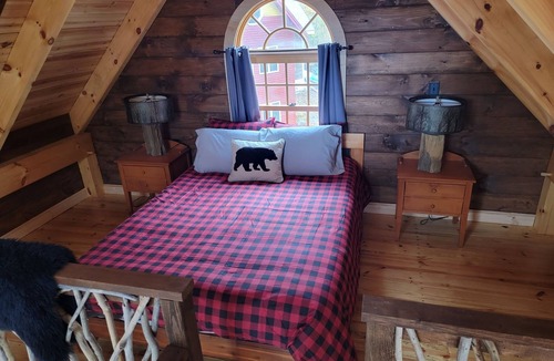 Munsonville House | Handcrafted NH Treehouse · 2hr Boston · Fire Pit, Lake, Stargazing