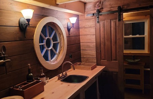 Munsonville House | Handcrafted NH Treehouse · 2hr Boston · Fire Pit, Lake, Stargazing
