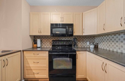 East Kootenay Apartment | Hart of it All | Top Floor | Pool | Hot Tub | Gym