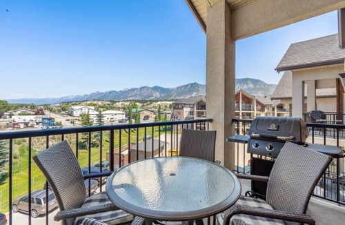 East Kootenay Apartment | Hart of it All | Top Floor | Pool | Hot Tub | Gym