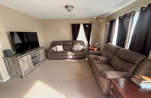 Gillette House | Hassle-Free Living – Beautiful Furnished Townhome, All Inclusive!