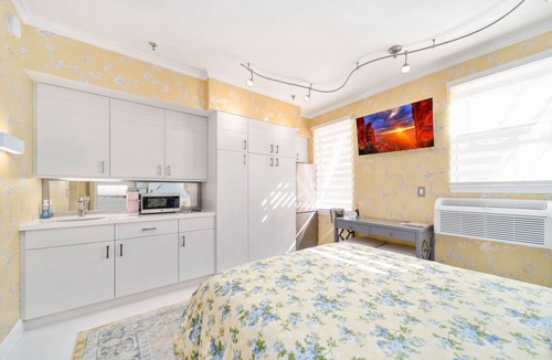 Palm Beach Hotel | Heart of Palm Beach - free parking included, security safe, next to Breakers