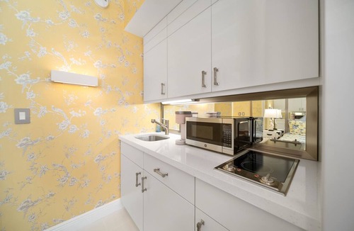 Palm Beach Hotel | Heart of Palm Beach - free parking included, security safe, next to Breakers