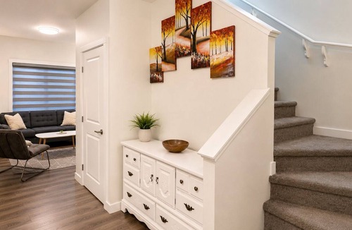 Cochrane House | Heartland Stays - Brand New 3 Bed Room Cozy Home with AC, Garage, BBQ