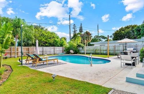 Parrot Cove House | HEATED pool Boho-Bungalow Lake Worth Beach.