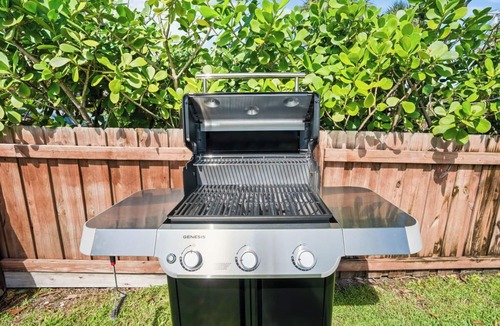 West Palm Beach House | Heated Pool Grill Fire Pit & Cold Plunge Sleeps 8!