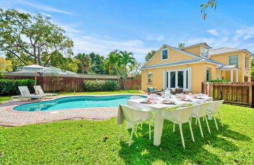 West Palm Beach House | Heated Pool Grill Fire Pit & Cold Plunge Sleeps 8!