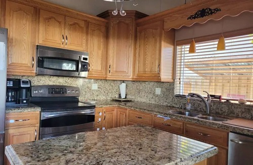 Tamarac House | Heated pool, Jacuzzi, Bbq , close to Sawgrass Mall.