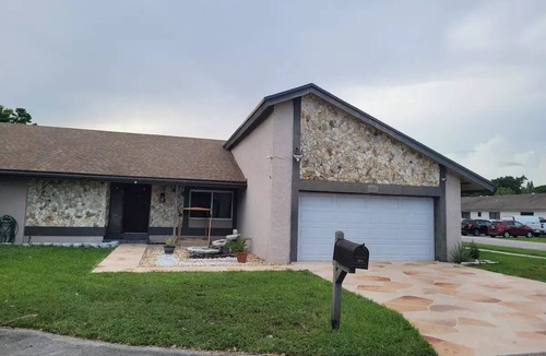 Tamarac House | Heated pool, Jacuzzi, Bbq , close to Sawgrass Mall.
