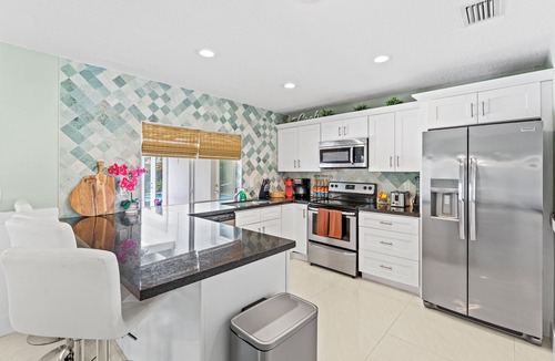 Hollywood Lakes House | Heated Pool/Tiki Bar/5 min to Beach