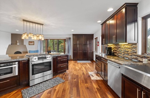 Rapid City House | Heaven’s Gateway – Luxury Retreat with Hot Tub & Sauna