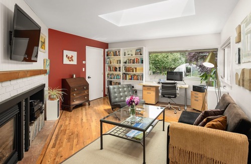 Ganges House | Hedgerow Cottage B & B just steps from Ganges Village waterfront