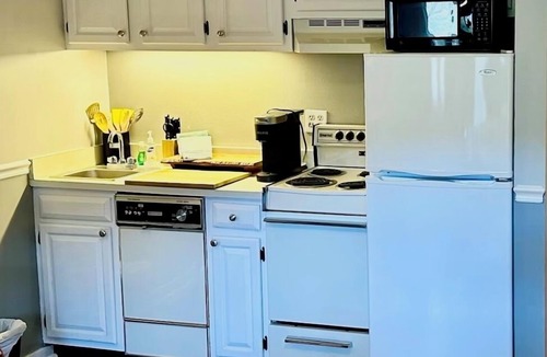 Lincoln Condo | Hickory Lodge Condo Resort Main Street Lincoln with pool and hot-tub and Kitchen