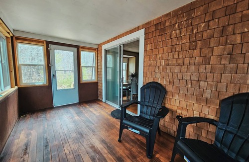 Tuftonboro Apartment | Hidden Gem Near Castle in the Clouds [Pet Friendly-WiFi-Enclosed Private Porch]