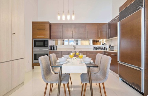 Downtown Miami Apartment | High-Ceiling Suite | Brickell Walk Score 95
