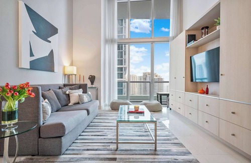 Downtown Miami Apartment | High-Ceiling Suite | Brickell Walk Score 95