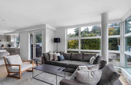 White Rock Apartment | High-end Beachside Condo