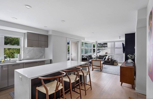 White Rock Apartment | High-end Beachside Condo