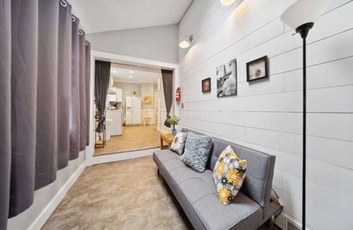 Highland Square Apartment | Highland Square 1 Bedroom Apt w Smart TV