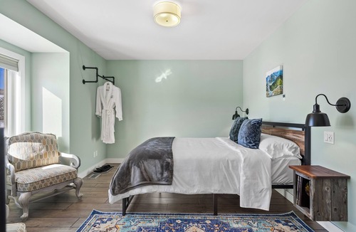Foothills County Bed & Breakfast | HIghwood River Queen Boutique Room