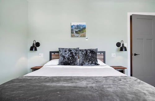 Foothills County Bed & Breakfast | HIghwood River Queen Boutique Room