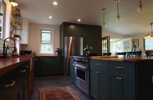 Huntington House | Hiker’s Paradise w/Chef’s Kitchen & Mountain Views