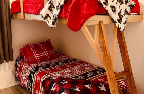 Regina Beach House | Hilltop Cottage - Regina Beach
