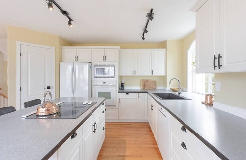 Regional District of Nanaimo House | Hilltop Hideaway with Ocean and Mountain Views